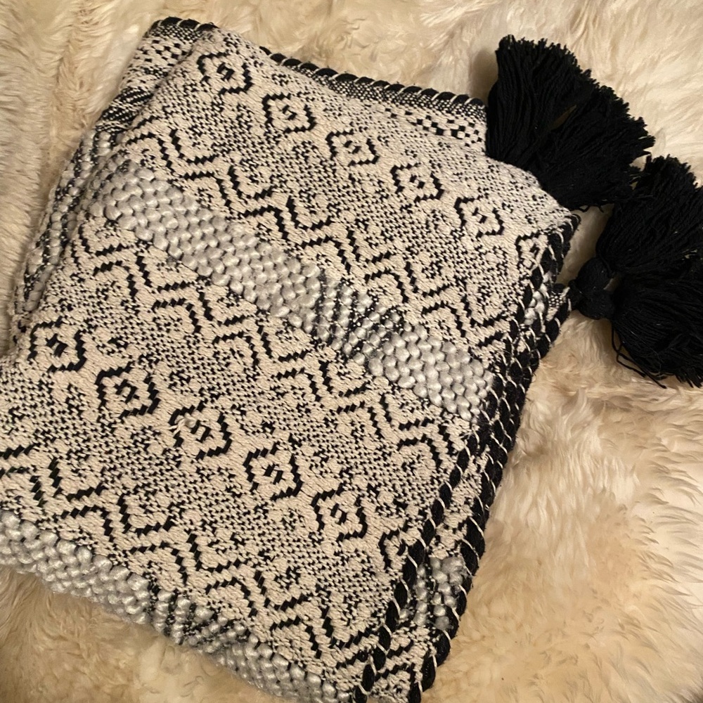 Max Studio Home Black and White Textured Knit Throw Blanket